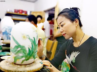 筆墨繪瓷韻 交流促創(chuàng)作——岳塘區(qū)美協組織文藝家赴醴陵開展“瓷繪”采風創(chuàng)作交流活動